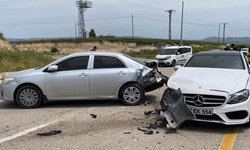 Elazığ'da otomobiller çarpıştı: 1'i hamile 4 yaralı