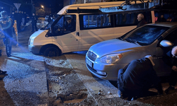Erzincan'da yağmurda çöken yolda araçlar çukura girdi