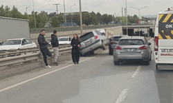 Eskişehir çevre yolunda kaza: Otomobil asılı kaldı!