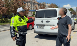 Eskişehir’de ters yönde yakalandı, polise tepki gösterdi