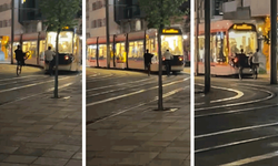 Eskişehir’de tramvay arkasında tehlikeli bisiklet gösterisi
