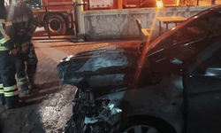 Hatay'da otomobilin motor kısmından alevler yükseldi