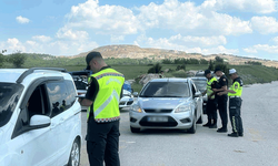 Jandarmadan bayram mesaisi: 144 araç kontrol edildi