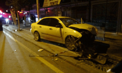 Malatya'da kontrolden çıkan otomobilin çarptığı araç iş yerine daldı