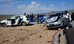 Niğde'de hafif ticari araç ile otomobil çarpıştı: 7 yaralı