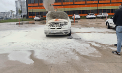 Omaniye'de hastane otoparkındaki otomobil alev aldı