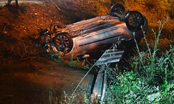 Sakarya'da hurdaya dönen otomobili bırakıp kaçtılar