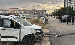 Adıyaman'da iki hafif ticari araç çarpıştı: 2 yaralı