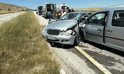 Afyon’da otomobil ile hafif ticari araç çarpıştı: 1 ölü, 6 yaralı