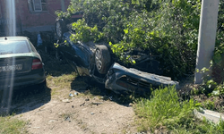 Afyon'da takla atıp bahçeye devrilen otomobilin sürücüsü yaralandı
