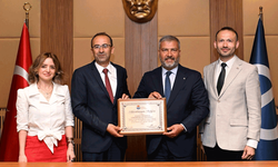 Anadolu Üniversitesi EMYO’ya akreditasyon plaketi