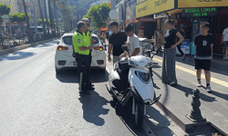 Antalya'da motosiklet otomobile çarptı: 2 yaralı
