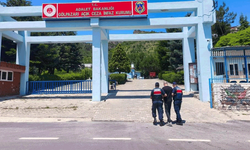 Bilecik'te 'Hakaret' suçundan aranan şahıs yakalanarak, cezaevine teslim edildi