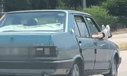 Denizli'de otomobilde ayaklarını dışarı çıkararak yolculuk yaptı