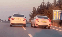 Eskişehir yolunda iki araç trafiği tehlikeye attı
