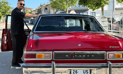 Eskişehir’de ‘Eşref Tek’ çılgınlığı! Klasik otomobille fotoğraf çektirmek için sıraya giriyorlar