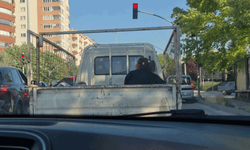 Eskişehir'de kamyonet kasasında tehlikeli yolculuk