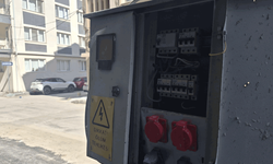 Eskişehir’de kapağı açık bırakılan elektrik panosu tehlike saçıyor