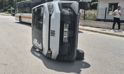 Eskişehir’de PTT aracı devrildi: Kavşaktaki kazada 2 yaralı