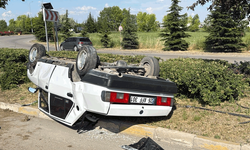 Eskişehir’de takla atan araç refüje devrildi: 2 yaralı