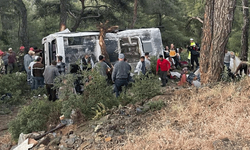 İzmir'de işçi servisi şarampole devrildi: 22 yaralı