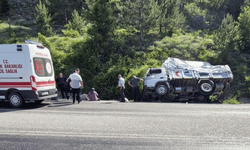 Kastamonu'da kamyon şarampole devrildi: 2 yaralı