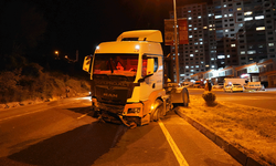 Kastamonu'da lastiği patlayan tır, önce su kanalına sonra refüje çarptı: 1 yaralı