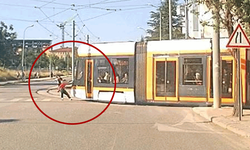 Kazaya davetiye çıkaran hareket: Tramvaya asılıp trafiğe karıştılar