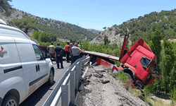 Malatya'da çekici bariyerlere çarparak askıda kaldı