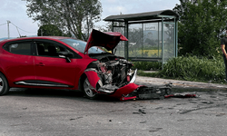 Sakarya'da otomobiller kafa kafaya çarpıştı