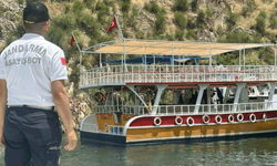 Şanlıurfa'da sürüklenen teknedeki turistleri jandarma tahliye etti