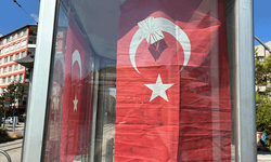 Şehitlik tramvay durağındaki yıpranmış bayrak yenilenmeyi bekliyor