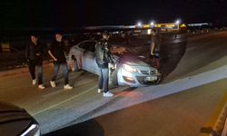 Eskişehir'de alkollü sürücünün kullandığı otomobil orta refüjdeki tabelayı devirdi