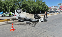 Adıyaman'da bariyerlere çarpan otomobil takla attı: 1 yaralı