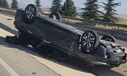 Afyon'da refüje devrilen otomobilde beşi çocuk 8 kişi yaralandı
