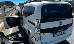 Balıkesir'de iki otomobil çarpıştı