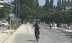 Eskişehir trafiğinde plakasız motosikletle ölümüne gösteri! Kask yok, kural Yok