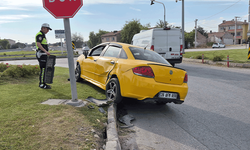 Eskişehir'de araç ile çarpışan otomobil kavşaktaki refüje çıktı