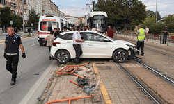 Eskişehir'de feci kaza: Anne ile 4 yaşındaki kızı yaralandı