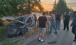 Eskişehir'de hafif ticari araç ile traktörün çarpıştığı kazada 2 kişi yaralandı