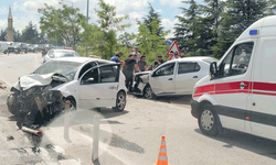 Eskişehir'de iki otomobil çarpıştı: Araçlar hurdaya döndü