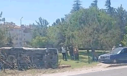 Eskişehir'de kontrolden çıkan otomobil yol kenarına devrildi