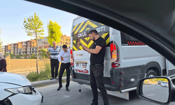 Eskişehir'de maddi hasarlı kaza: Otomobil servis aracına çarptı