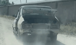 Gövdesi dökülürken motoru çalışan araç ilginç görüntü oluşturdu