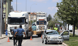 Karaman'da otomobil tıra çarptı: 1’i ağır 3 yaralı