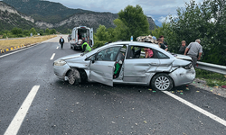 Kastamonu'da kontrolden çıkan otomobil demir bariyerlere çarptı: 5 yaralı