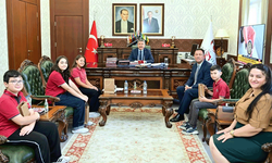 Murat Atılgan Ortaokulu öğrencileri hazırladıkları gazeteyi Vali Yılmaz’a sundu