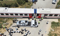 Muş'ta tren ile otomobile çarptı: 3 yaralı