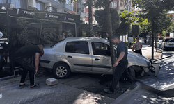 Niğde'de kontrolden çıkan otomobil iş yerine daldı