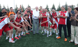 Odunpazarı Belediyesi’nin futbol turnuvasında dostluk kazandı, kupayı Başkan Kazım Kurt verdi